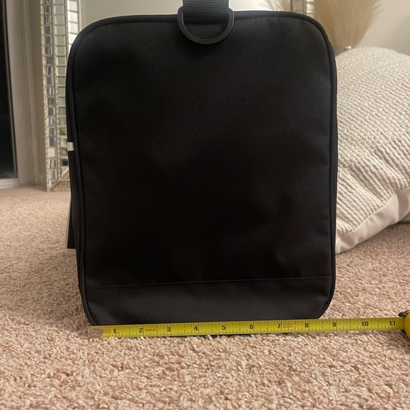 Brand new DKNY travel / sports bag - Picture 2 of 4